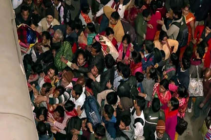 बाराबंकी के अवसानेश्वर मंदिर में भगदड़ मचने से दो श्रद्धालुओं की मौत, 32 अन्य घायल