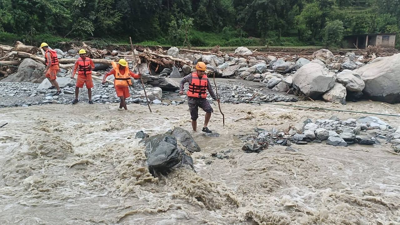 हिमाचल में कुदरत का कहर: तीन और शव मिले, पूरा गांव बहा, 34 लापता, तलाश जारी…