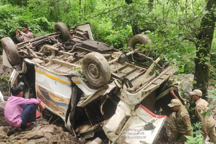 जम्मू-कश्मीर के डोडा में यात्री वाहन के खाई में गिरने से सात लोगों की मौत, 17 घायल