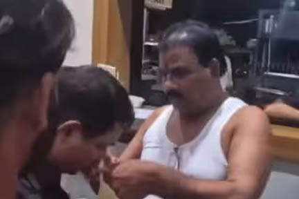 शिवसेना विधायक संजय गायकवाड़ ने मुंबई में एक कैंटीन कर्मचारी को थप्पड़ मारा, विपक्ष ने आलोचना की