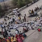 परली हत्या मामले में गिरफ्तारी की मांग में ग्रामीणों ने किया ‘रास्ता रोको’ आंदोलन