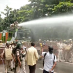 ओडिशा में छात्रा की मौत: बीजद के प्रदर्शन के दौरान अफरा-तफरी, पुलिस ने पानी की बौछार की