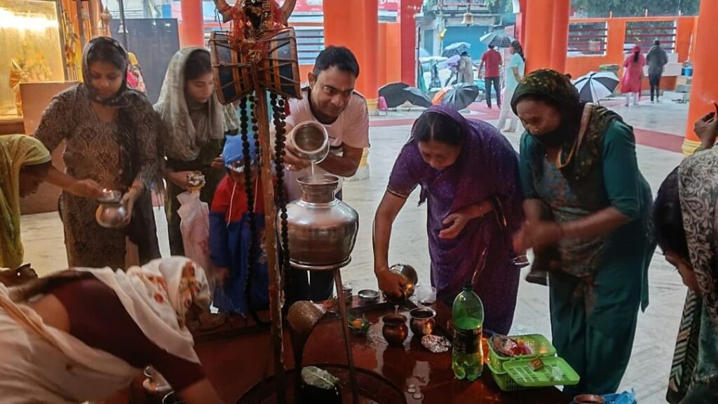 Sawan Somwar 2025: शिवालयों में जलाभिषेक के लिए उमड़ी श्रद्धालुओं की भीड़, हर-हर महादेव की गूंज