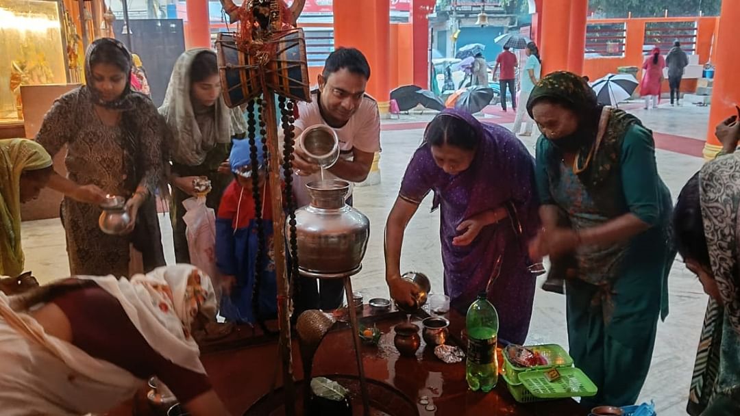 Sawan Somwar 2025: शिवालयों में जलाभिषेक के लिए उमड़ी श्रद्धालुओं की भीड़, हर-हर महादेव की गूंज