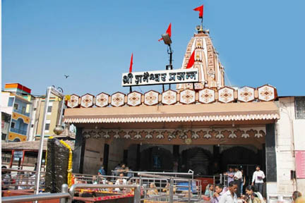 शनि शिंगणापुर मंदिर न्यास पर भ्रष्टाचार के आरोप, उप मुख्य कार्यकारी अधिकारी ने आत्महत्या की