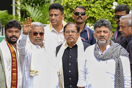 कर्नाटक नेतृत्व पद को लेकर अटकलें : मंत्रियों ने खरगे से मुलाकात की; सिद्धरमैया, शिवकुमार दिल्ली में