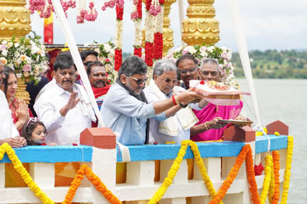 सिद्धरमैया और शिवकुमार ने मतभेद की खबरों के बीच एकता दिखाते हुए काबिनी नदी में पूजा-अर्चना की
