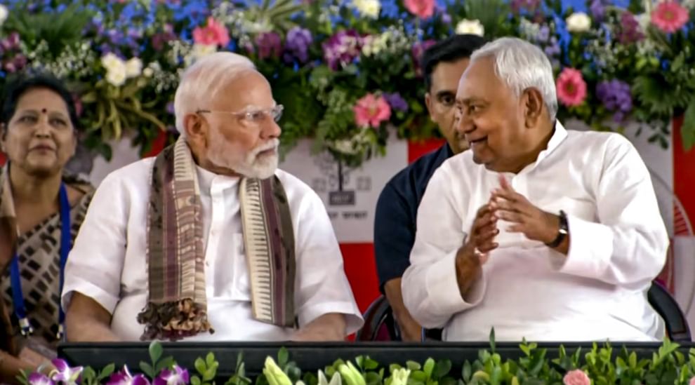 प्रधानमंत्री मोदी ने राजद-कांग्रेस पर बोला हमला, पूछा- लालटेन राज में क्या दुर्दशा थी?