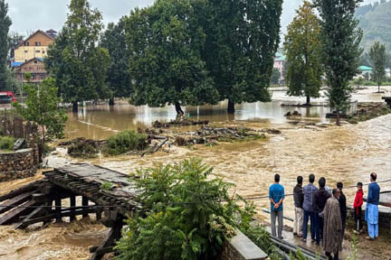 जम्मू में रिकॉर्ड बारिश के बाद मृतकों की संख्या बढ़कर 41 हुई, झेलम से श्रीनगर और अनंनाग में बाढ़