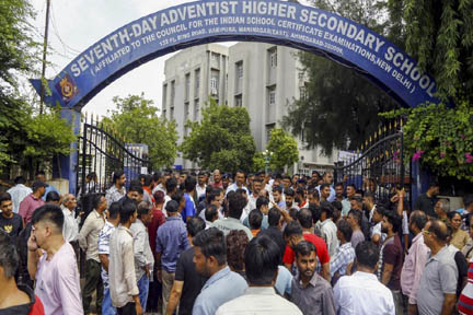 अहमदाबाद में दसवीं कक्षा के छात्र की सहपाठी ने हत्या की, भीड़ ने स्कूल में तोड़फोड़ की