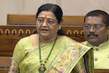 MP वीणा देवी और पति पर दो मतदाता पहचान पत्र रखने का आरोप, निर्वाचन आयोग ने दिया नोटिस