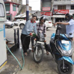 मप्र: 'हेलमेट नहीं, तो पेट्रोल नहीं’ का आदेश नहीं माना, पेट्रोल पंप सील