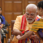 प्रधानमंत्री मोदी ने स्कूली छात्राओं और ब्रह्माकुमारी सदस्यों के साथ रक्षाबंधन मनाया