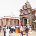 पुरी के श्री जगन्नाथ मंदिर पर चढ़ते समय एक व्यक्ति पकड़ा गया