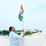 उप मुख्यमंत्री अरुण साव ने 'हर घर तिरंगा' अभियान के तहत अपने निवास पर लगाया तिरंगा