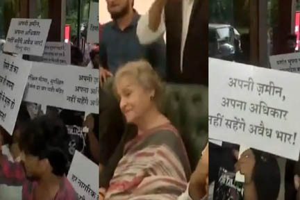 दिल्ली: हिंदू सेना के कार्यकर्ताओं ने बांग्लादेशियों पर सैयदा हमीद की टिप्पणी के खिलाफ किया प्रदर्शन