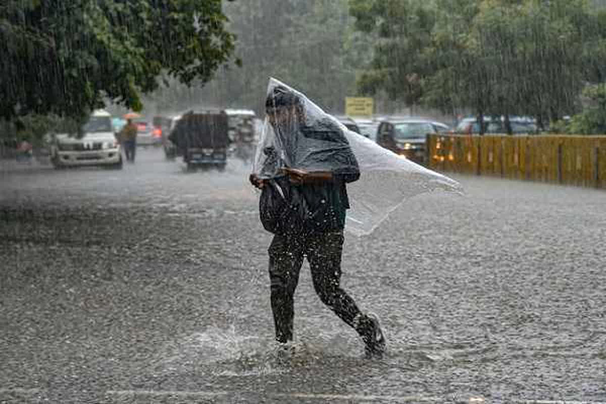 दिल्ली-एनसीआर में मौसम हुआ सुहाना, बारिश की बूंदों ने गर्मी से दी राहत