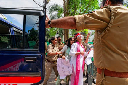 भाजपा विधायक ने सपा के विरोध प्रदर्शन के दौरान अपनी बेटी के उत्पीड़न का आरोप लगाया