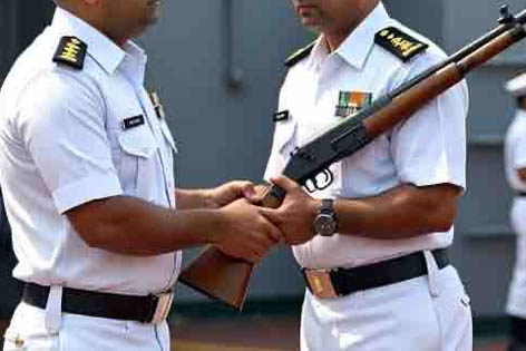नौसेना के संतरी के रूप में पहुंचा व्यक्ति रायफल और गोलियों सहित फरार
