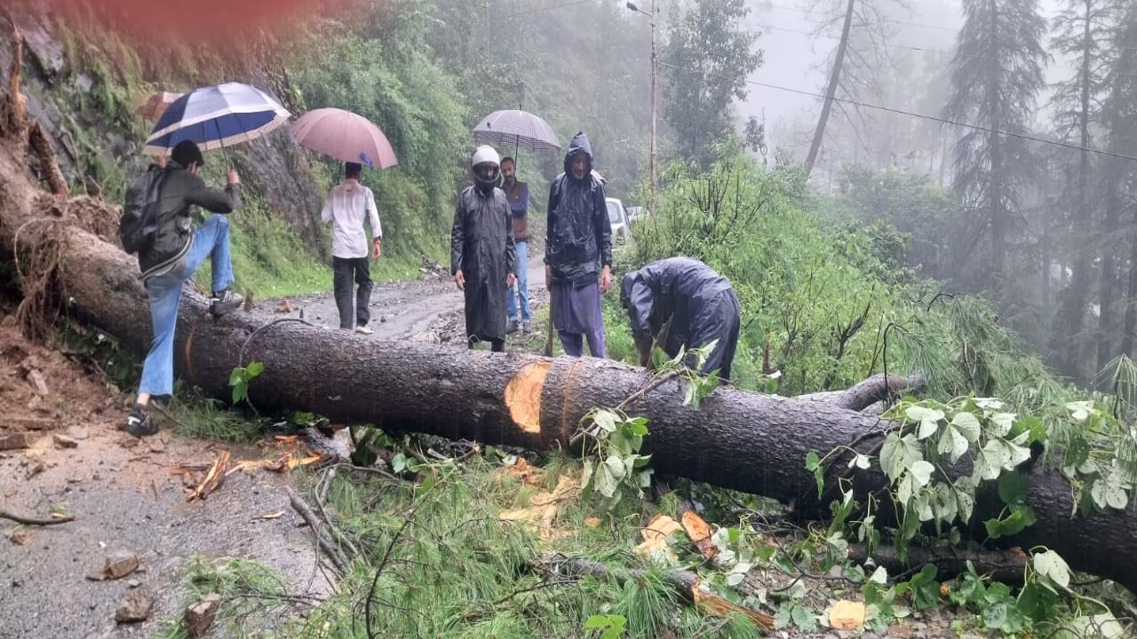 हिमाचल प्रदेश: रेड अलर्ट के बीच आसमान से बरसी आफत, भूस्खलन से चार लोगों की माैत, 11 जिलों में स्कूल बंद