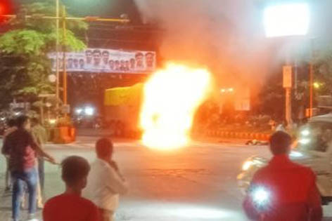 इंदौर में बेकाबू ट्रक ने कई राहगीरों को कुचला : दो की मौत, 11 घायल