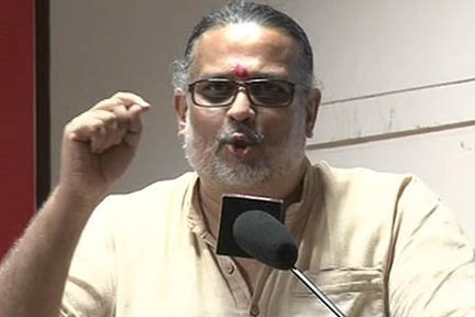 तुषार गांधी ने फडणवीस के ‘शहरी नक्सल’ आरोपों पर कहा, ‘गांधीवादी क्रांतिकारी लेकिन बंदूकधारी नहीं’