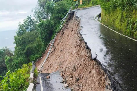 दार्जिलिंग पहाड़ियों में भारी बारिश से बड़े पैमाने पर भूस्खलन में 20 की मौत, दौरा करेंगी ममता
