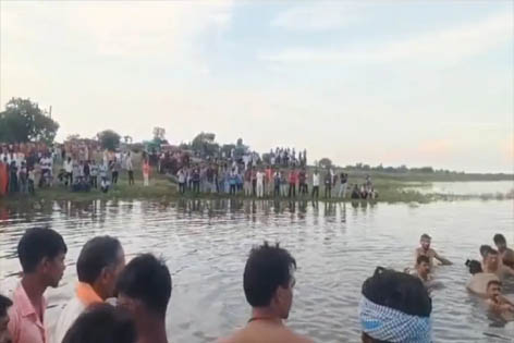 मध्यप्रदेश के खंडवा में मूर्ति विसर्जन के दौरान तालाब में पलटी ट्रैक्टर-ट्रॉली,10 श्रद्धालुओं की मौत
