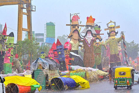 बारिश से रावण के पुतले भीगे