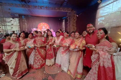 पूरे पश्चिम बंगाल में विजयादशमी मनाई गई, बारिश ने ‘सिंदूर खेला’ में खलल डाला