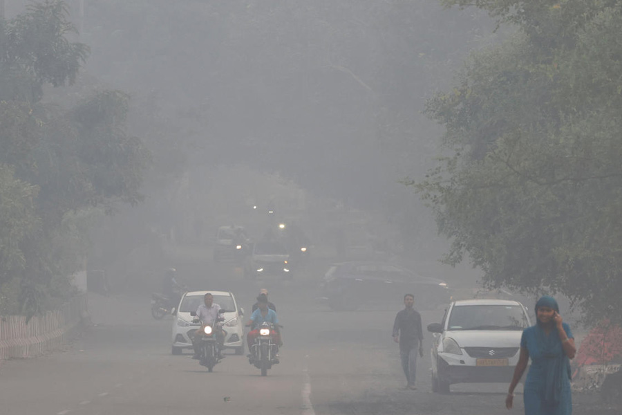 दिल्ली में जहरीली हुई हवा, 400 के पार पहुंचा AQI; जहरीली धुंध की चदर में लिपटा दिल्ली-एनसीआर