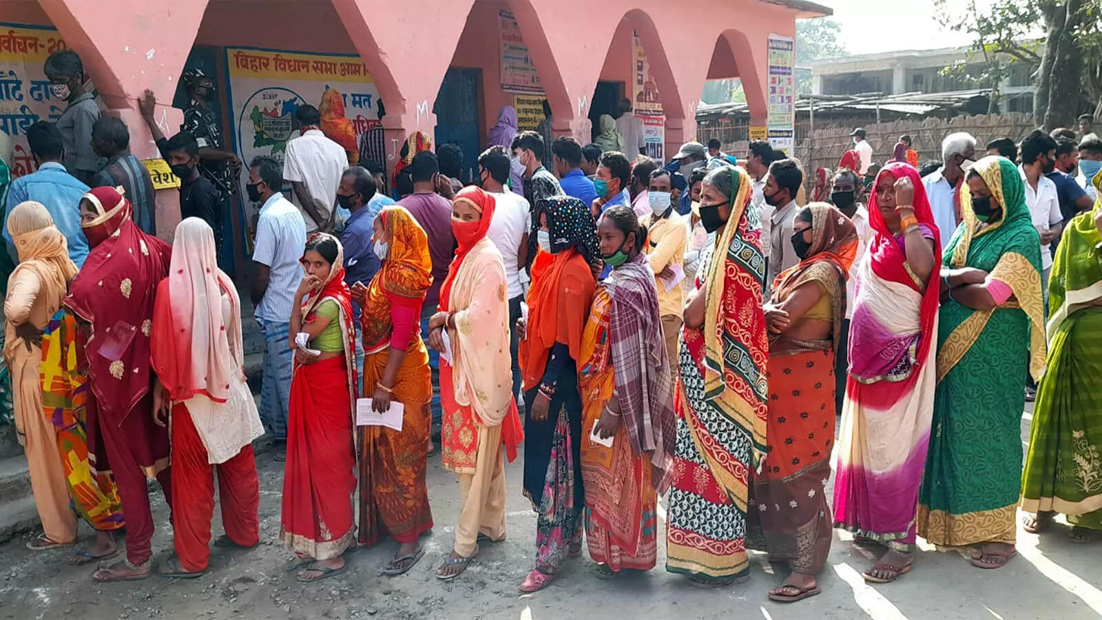 बिहार चुनाव: दूसरे चरण में अब तक 60.40 फीसदी वोटिंग, दूसरे के नाम पर मतदान करने गए छह लोग पकड़ाए