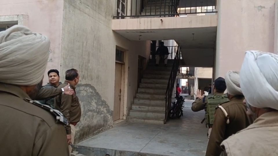 गुरदासपुर जेल के गार्ड ने AK-47 से पत्नी-सास को उड़ाया, पुलिस से घिरने पर की खुदकुशी