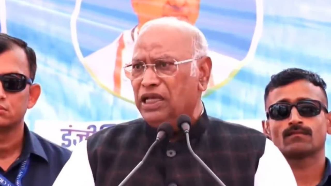 ‘वंदे मातरम की ध्वज वाहक है कांग्रेस’, खरगे ने राष्ट्रीय गीत को लेकर संघ और भाजपा पर लगाए आरोप
