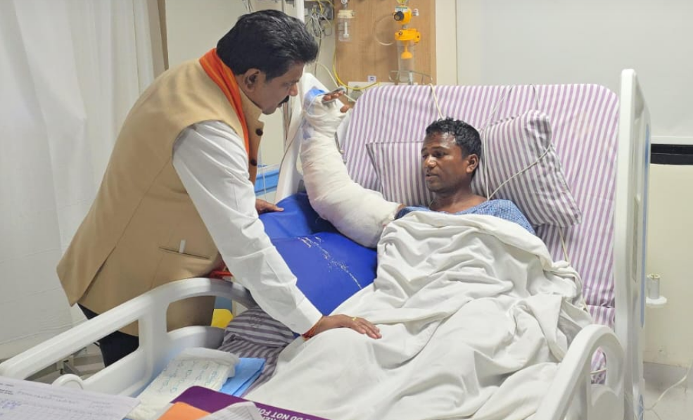 रायपुर: उपमुख्यमंत्री विजय शर्मा ने आईईडी ब्लास्ट में घायल पुलिस जवानों से अस्पताल में की मुलाकात