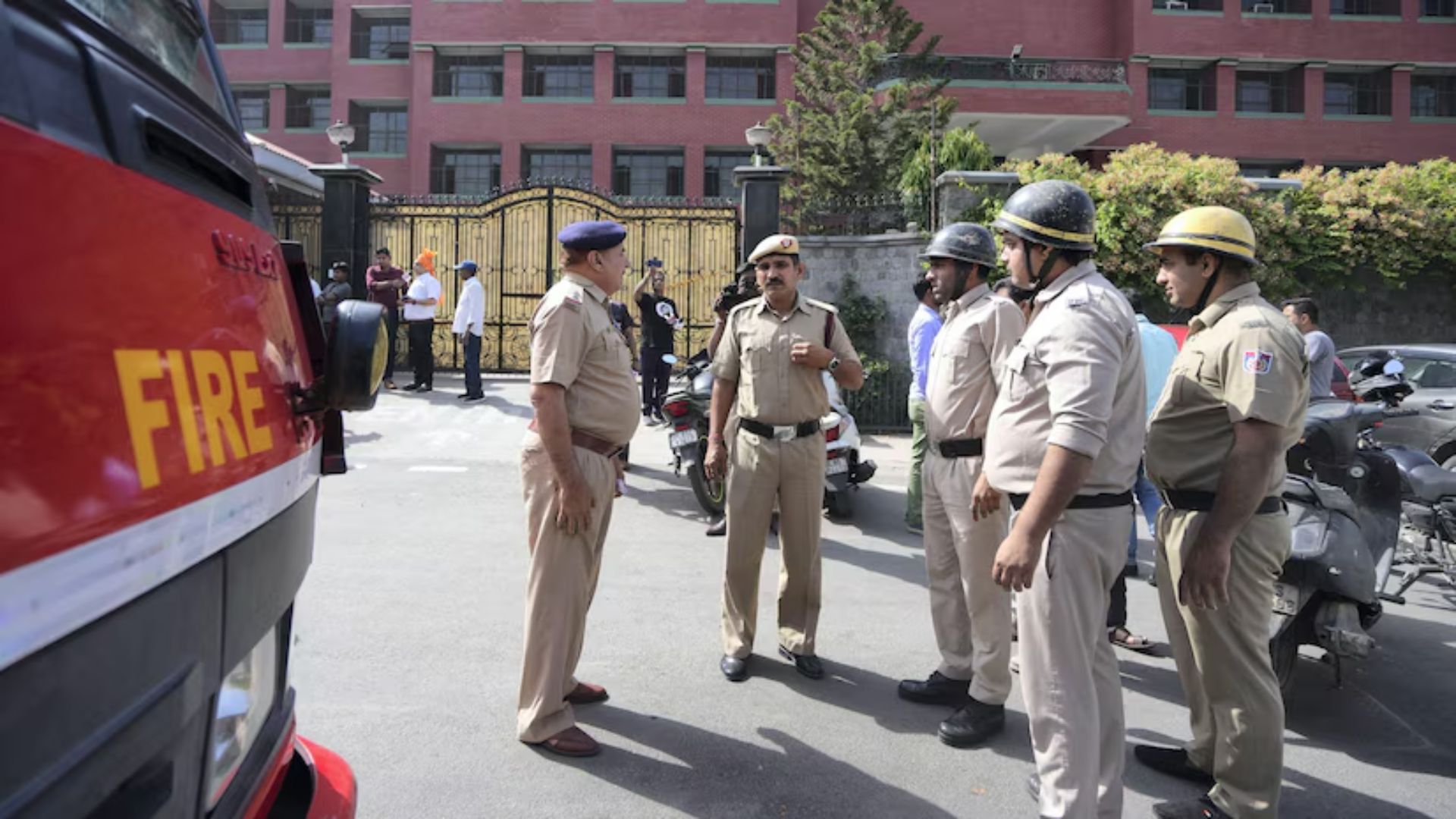 नोएडा और अहमदाबाद में कई स्कूलों को बम से उड़ाने की धमकी, ई-मेल से मची अफरा-तफरी