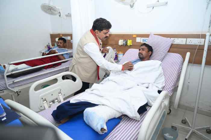 रायपुर: उपमुख्यमंत्री विजय शर्मा ने आईईडी ब्लास्ट में घायल जवानों से अस्पताल में की मुलाकात