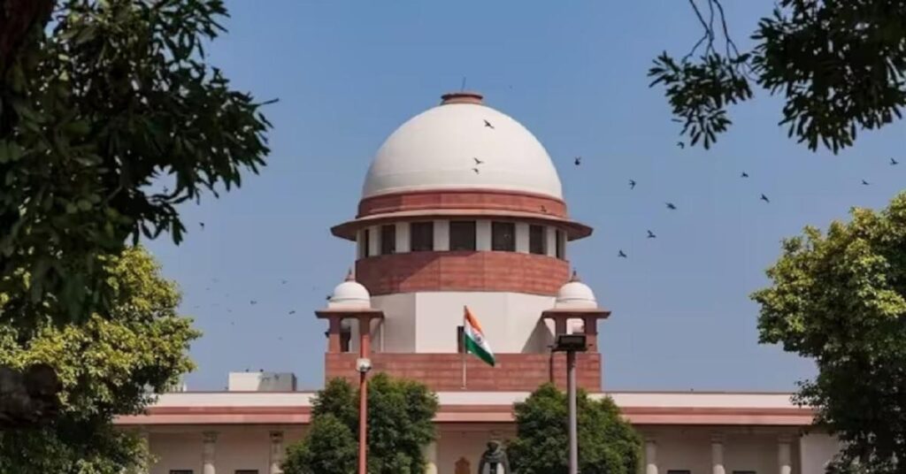 'स्कूलों में मुफ्त मिले सैनेटरी पैड', सुप्रीम कोर्ट का बड़ा आदेश; नहीं तो मान्यता होगी रद्द