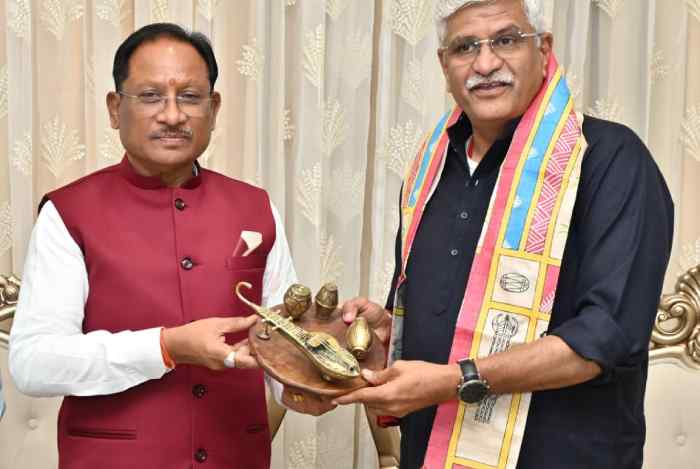रायपुर: केंद्रीय पर्यटन एवं संस्कृति मंत्री गजेन्द्र सिंह शेखावत ने मुख्यमंत्री विष्णुदेव साय से की सौजन्य भेंट