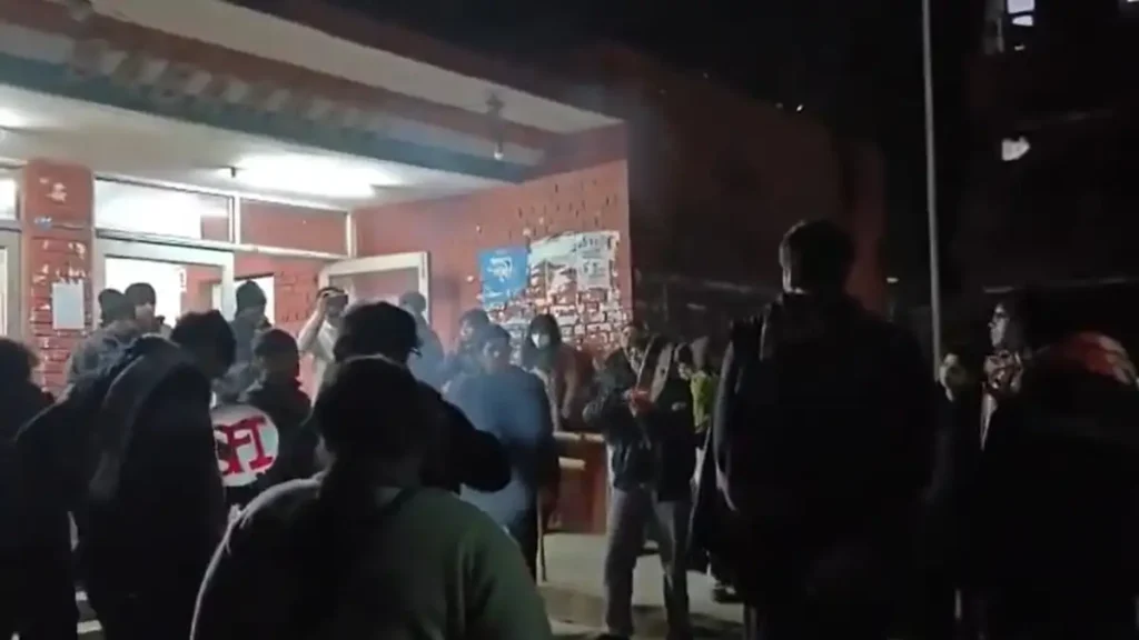 शरजील-उमर को जमानत न मिलने के बाद JNU में आधी रात प्रदर्शन, पीएम मोदी और अमित शाह के खिलाफ नारेबाजी