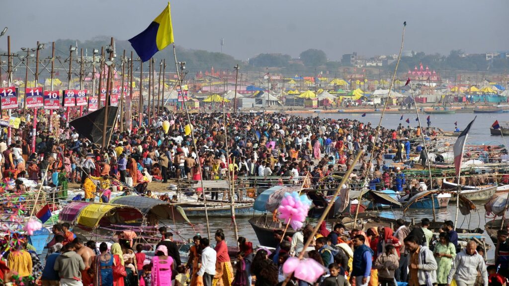 माघ मेले में त्रिवेणी में नौ लाख श्रद्धालुओं ने लगाई डुबकी, स्नान जारी; 2 फर्जी बाबा पकड़े