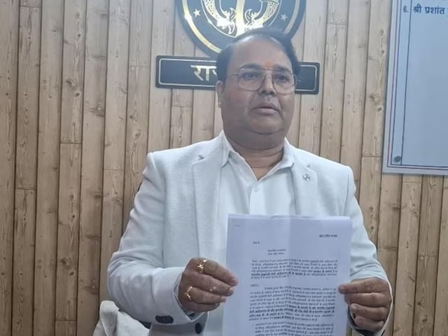 सीएम योगी पर शंकराचार्य की टिप्पणी से आहत होकर डिप्टी कमिश्नर ने दिया इस्तीफा, बोले- योगी मेरे बॉस