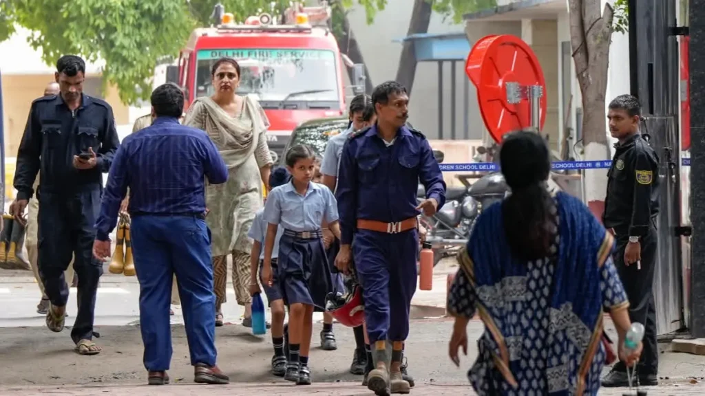 अफजल गुरु का नाम लेकर दिल्ली के 11 स्कूलों को उड़ाने की धमकी; बम निरोधक दस्ता तैनात