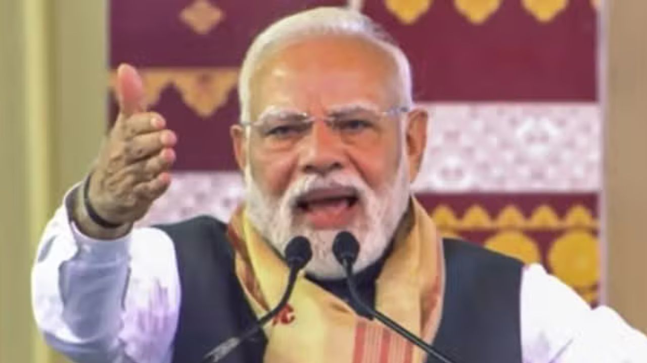 असम में पुलवामा का जिक्र, पीएम बोले- कांग्रेस आतंकियों को कंधे पर बिठाती है, बड़ी बातें