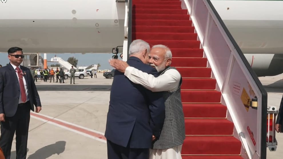 इस्राइल पहुंचे पीएम मोदी, हवाई अड्डे पर नेतन्याहू ने किया गर्मजोशी से स्वागत