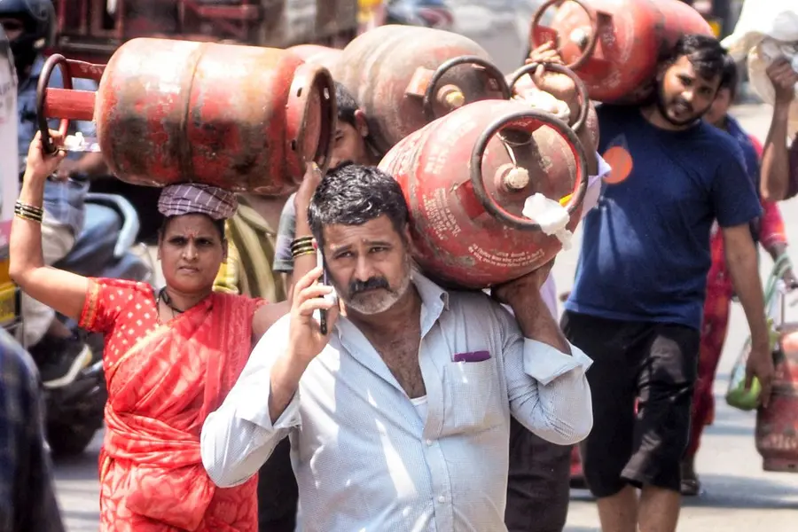 LPG Booking: 35 नहीं, 25 दिन में ही मिलेगा शहरों में सिलिंडर, समय-सीमा संशोधन पर सरकार ने स्थिति साफ की