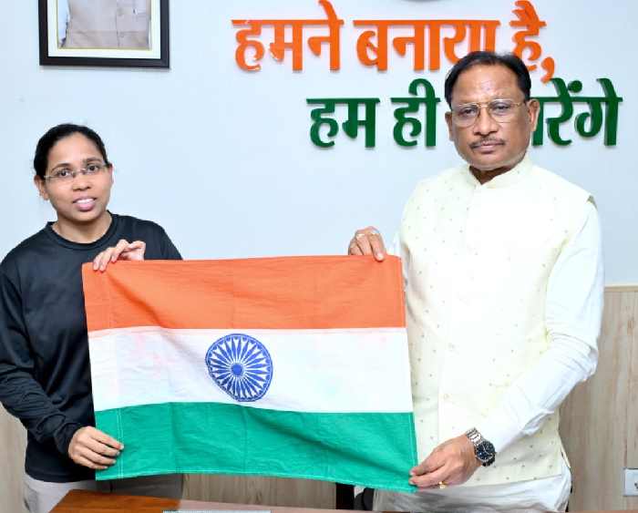 रायपुर: एवरेस्ट पर तिरंगा फहराने निकली छत्तीसगढ़ की बेटी, मुख्यमंत्री ने दी शुभकामनाएं