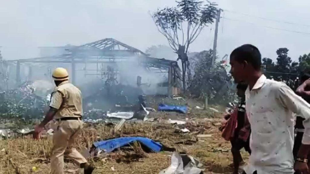 पटाखा फैक्टरी में भीषण विस्फोट, दो मजदूरों की हुई मौत और कई घायल, धमाके से दहल उठा इलाका