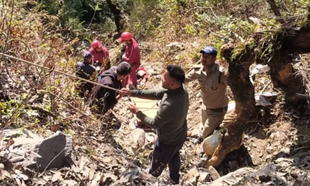 चंबा में बोलेरो गाड़ी खाई में गिरी, मुंडन संस्कार से लौट रहे सात लोगों की दर्दनाक मौत