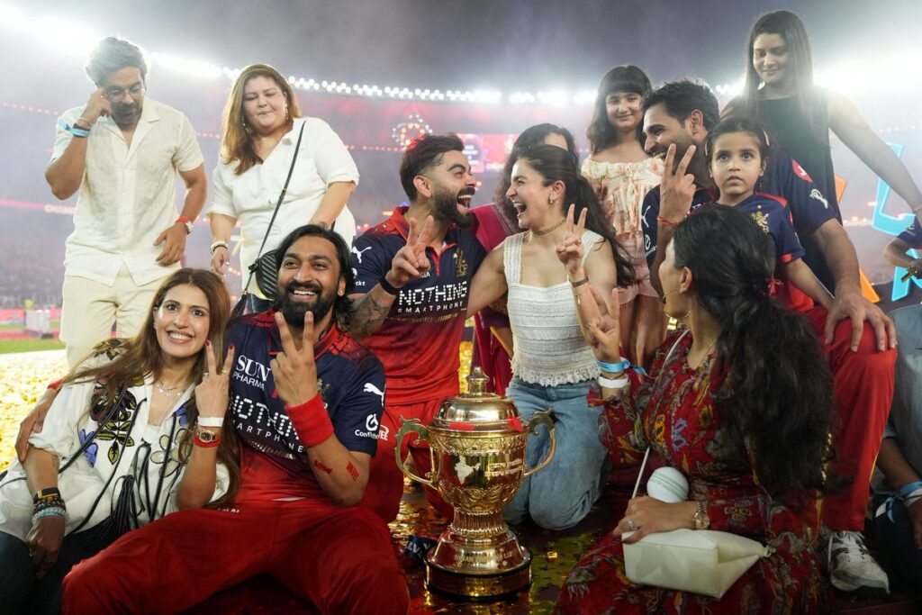 खिताबी जीत के पल: पत्नी अनुष्का के साथ जमकर झूमे विराट कोहली, देखें किस तरह चैंपियंस ने मनाया जश्न